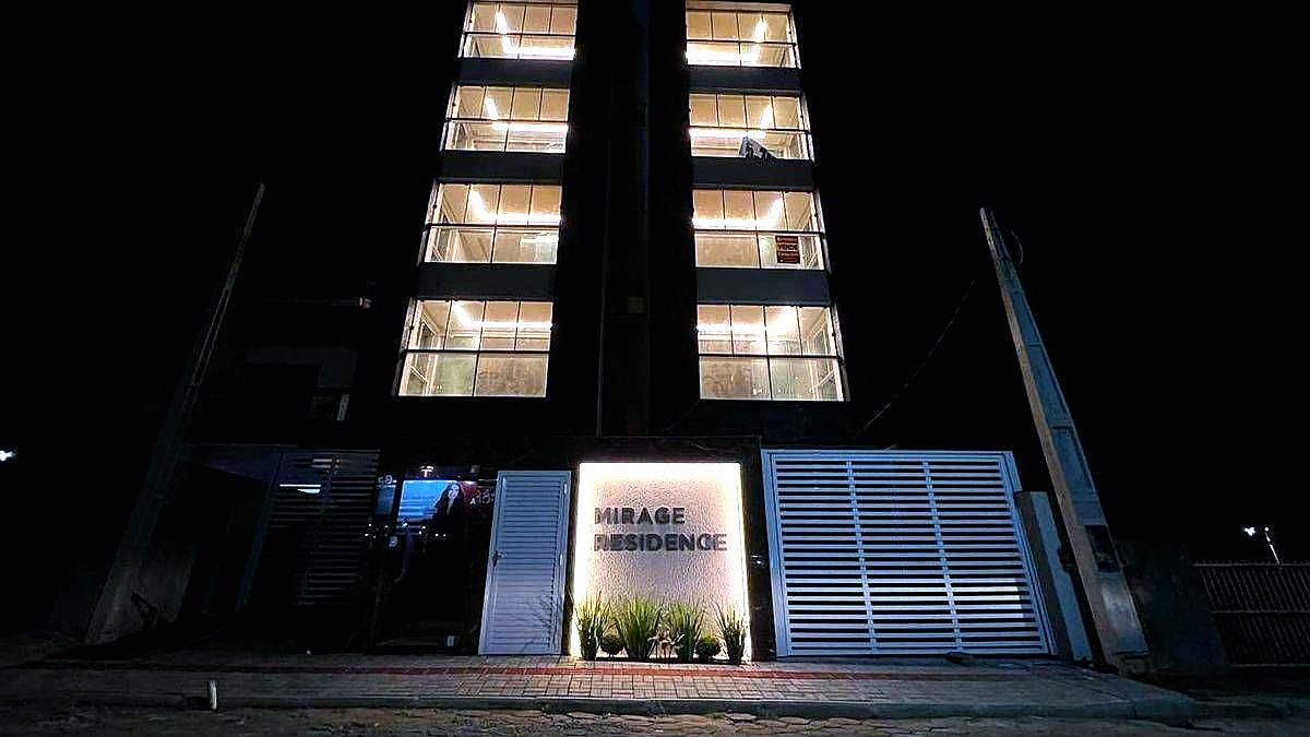 Fachada iluminada à noite do Mirage Residence, empreendimento da Melk Empreendimentos no Tabuleiro, Barra Velha